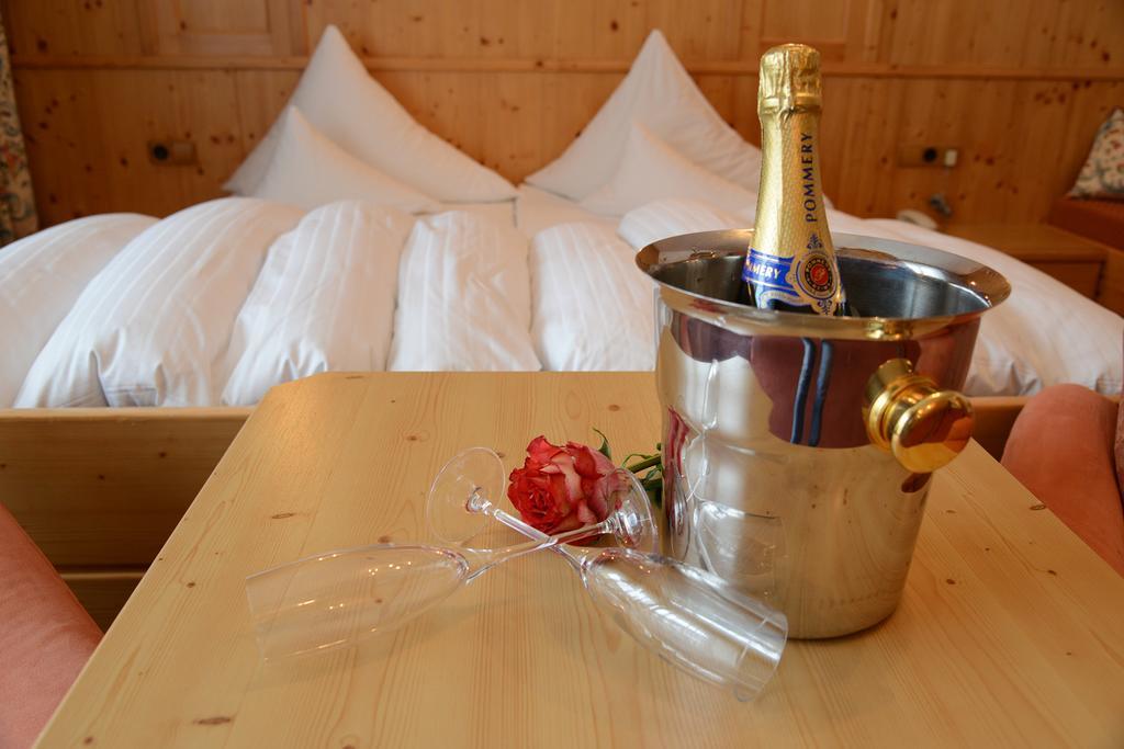 "Quality Hosts Arlberg" Hotel Garni Moessmer Sankt Anton am Arlberg Ngoại thất bức ảnh